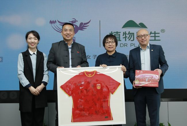 【比赛焦点瞬间】第2分钟，曼城反击机会，福登接到队友直塞，单刀球来到禁区小角度射门被卡明斯基扑出，B席补射打偏了。